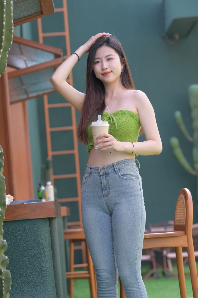 女班长自愿扒开腿让我